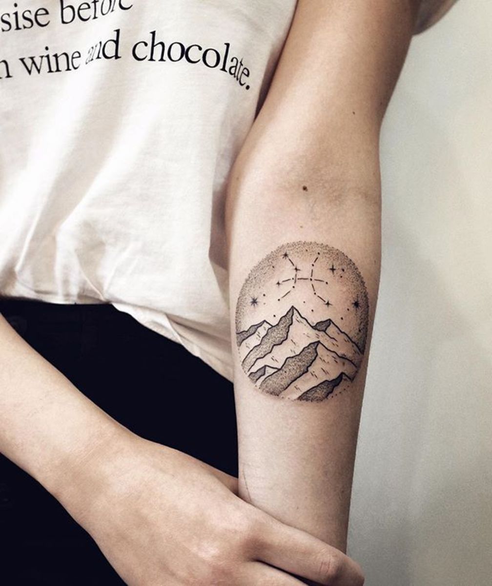 Mix-von-Sternbild-und-Sternzeichen-Fische-Tattoo-Ideen