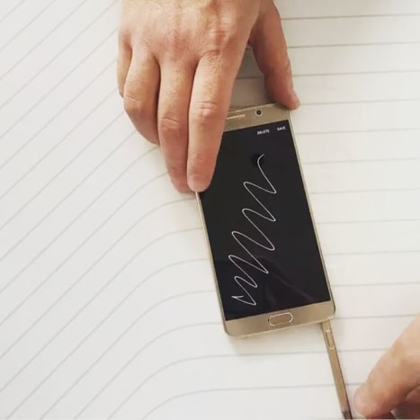 قلم S Pen لا يمكنك فقط الخربشة والتدوين واليوميات على Galaxy Note 5 عند إيقاف تشغيله ، ولكن يمكنك حرفياً توقيع وحفظ مستندات PDF مباشرة على جهاز الفابلت الخاص بك. يحتوي القلم أيضًا على زر يوفر وصولاً فوريًا إلى التطبيقات.