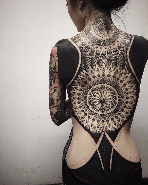 Blackwork madala inspirované tetování na zádech pro ženy