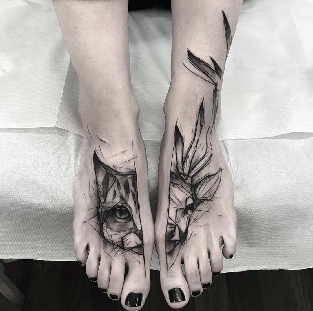 Abstraktní odpovídající tetování na nohou