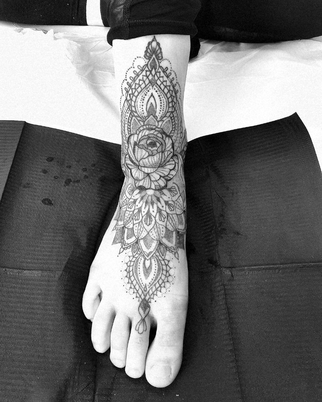 elegantes Mandala inspiriertes Fuß Tattoo