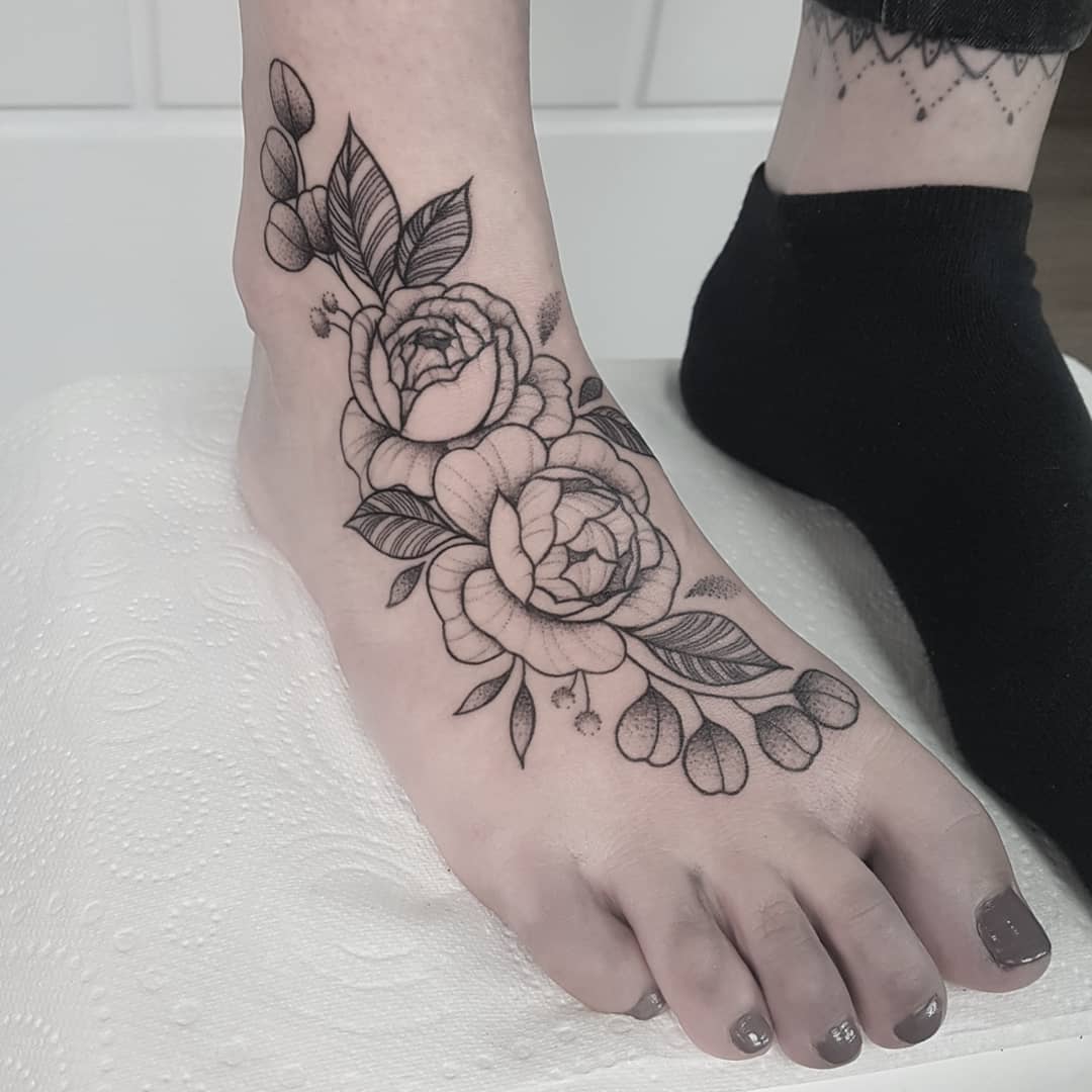 Schwarzes und weißes Rose Tattoo auf der Vorderseite des Fußes