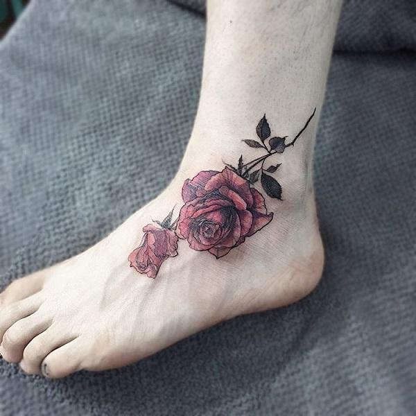 Rote Rosen mit Dorn Tattoo am Knöchel für Frauen