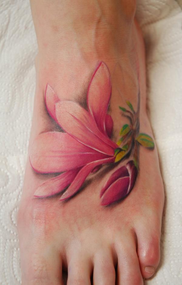 Růžové magnóliové tetování nohou