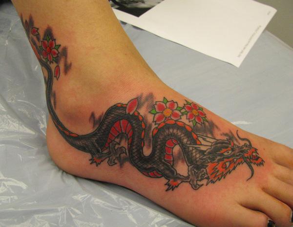 Barevné dračí tetování pěšky pro ženy