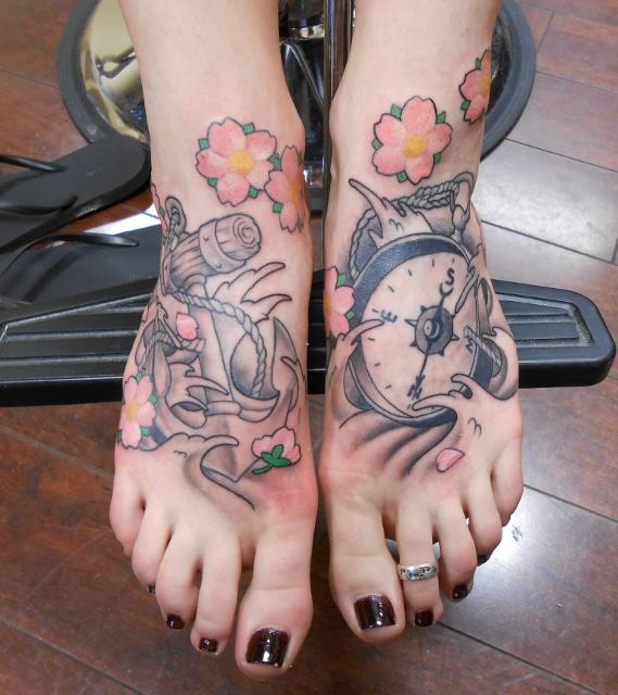 Kompas a kotva odpovídající tetování