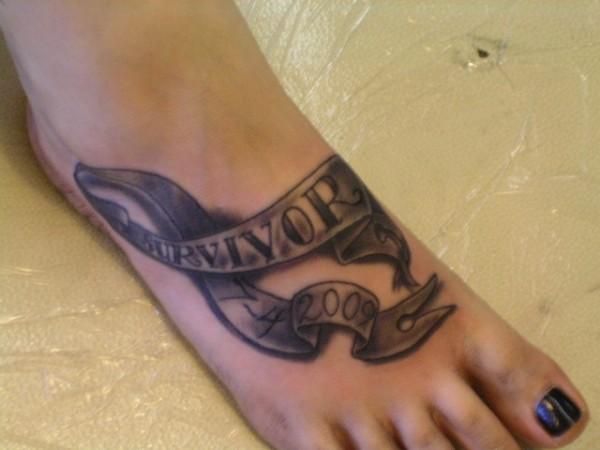 Tetování nohou na černé stužce