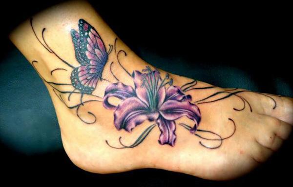 Motýl a lilie tetování pěšky