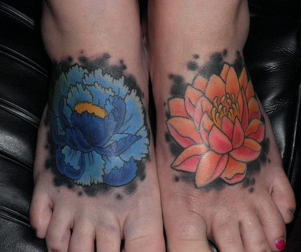 Blaue und rosafarbene Chrysantheme passendes Tattoo an den Füßen