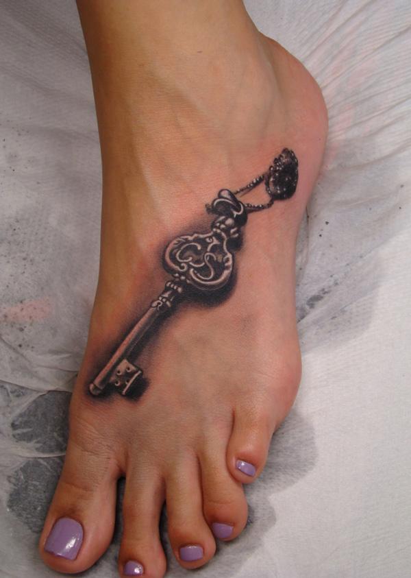 Černobílé tetování s klíčem a přívěskem ve 3D stylu