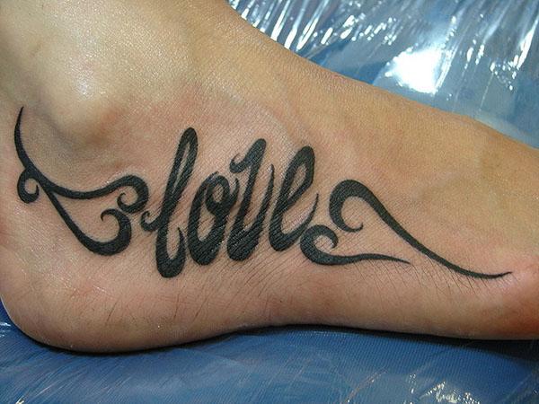 Tetování nohou s milostnými písmeny