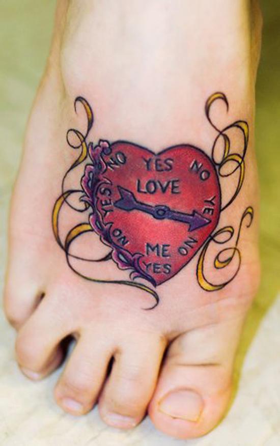 Tetování lásky ve tvaru srdce pěšky