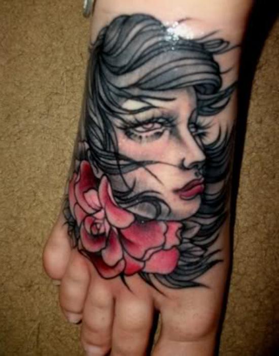 Barevné tetování s květinou a portrétem stylové ženy