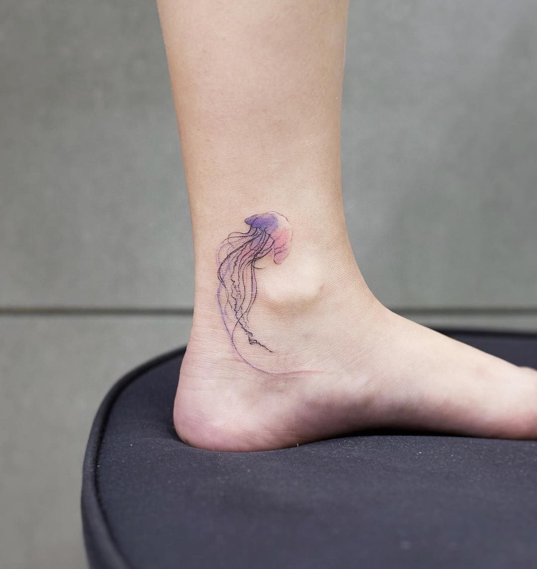 Akvarel tetování medúzy na kotníku