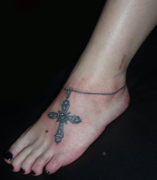 Kotník s křížovým tetováním pěšky ve 3D stylu