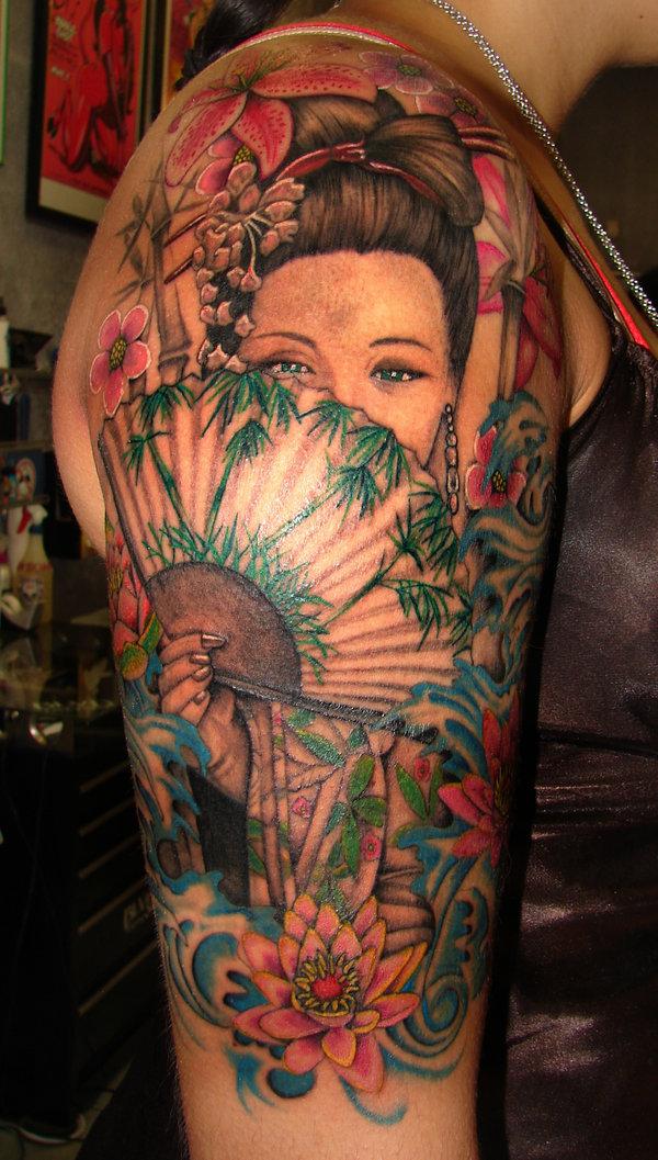 Geisha Oberarm Tattoo