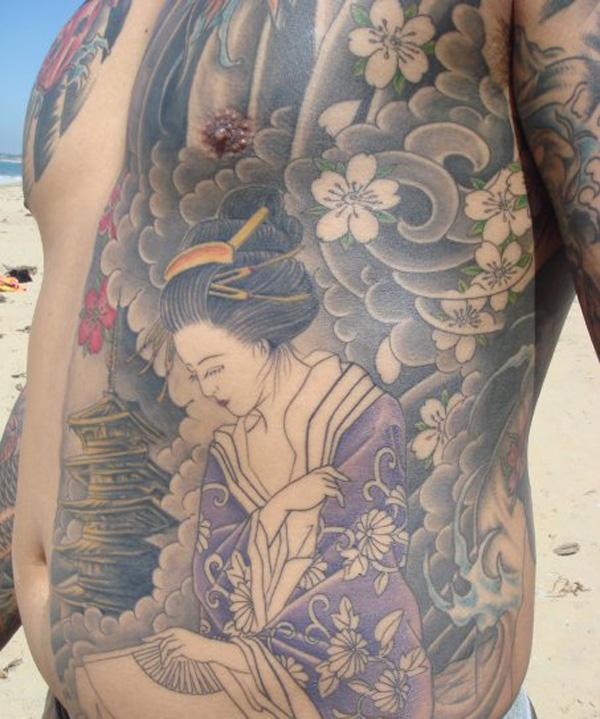 Schwarzes und weißes Geisha Rippen Tattoo