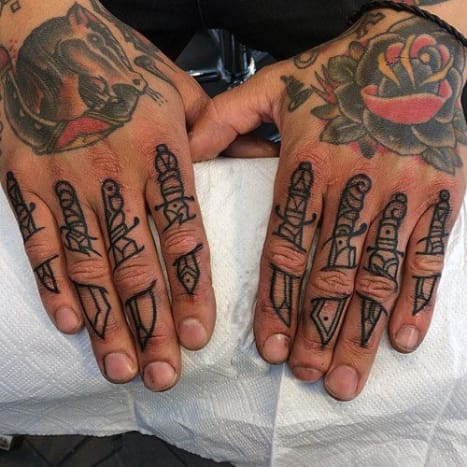 8-dolch-schwert-knöchel-tattoos-für-männer-mit-umriss-schwarz-style