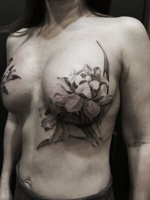 Tattoo, Tätowierer, Tattoo-Design, Tattoo-Inspiration, Tattoo-Idee, Brustkrebs, Mastektomie-Tattoo, eingefärbt, inkedmag