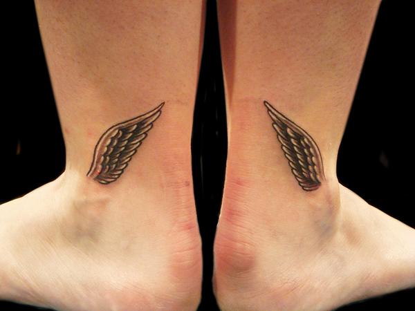 Malé tetování křídel kotníku