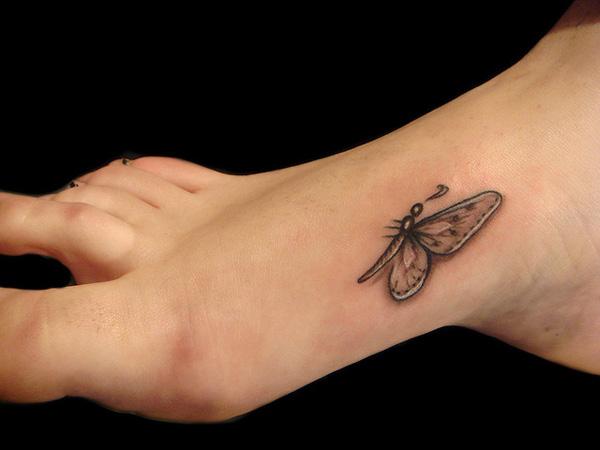 Malé tetování motýlích nohou