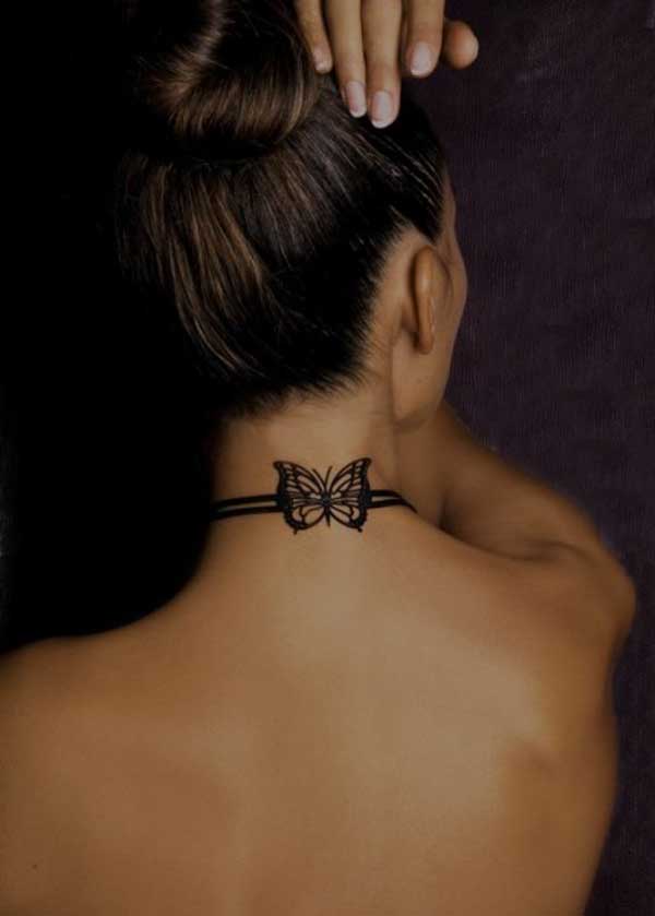 Malé motýlkové tetování na krku