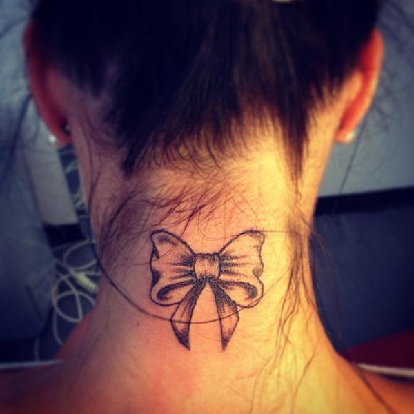 Malé tetování na krk na stužku