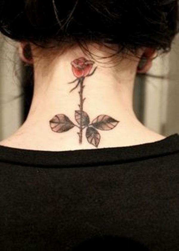 Malé růžové tetování na krk