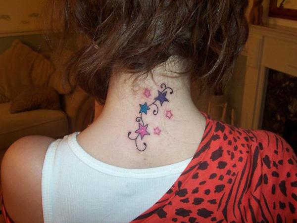 Malé tetování hvězd na krku