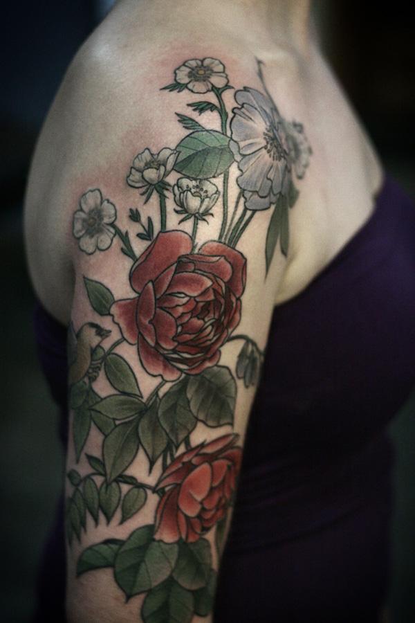 Dámské tetování s červeným chryzantémou a bílou sedmikráskou