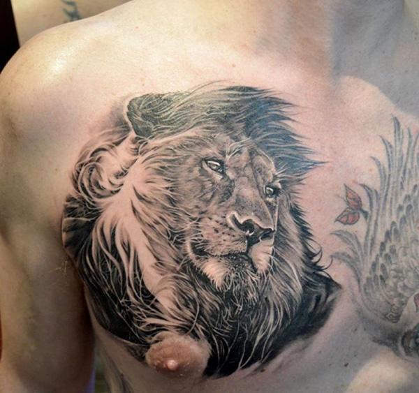 Löwe Tattoo auf der halben Brust