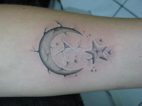 tetování půlměsíce a hvězdy na popraskané kůži