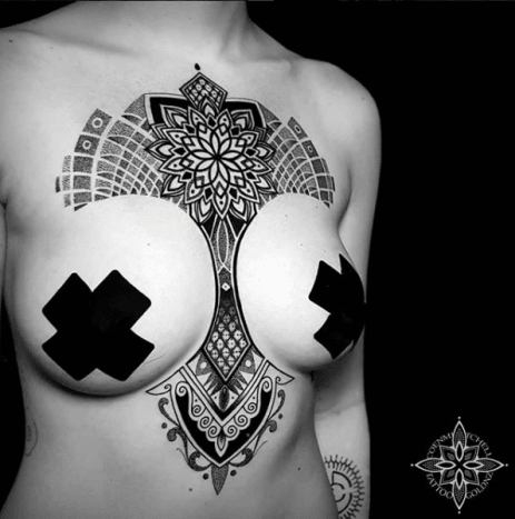 tetování pod prsa, tetování hrudní kosti, tetování, tetování, tetování, inspirace tetováním, tetování, napuštěné barvy, inkoustový tisk