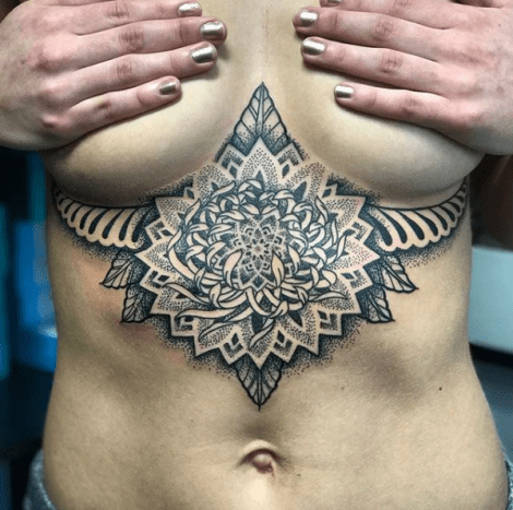 tetování pod prsa, tetování hrudní kosti, tetování, tetování, tetování, inspirace tetováním, tetování, napuštěné inkousty, inkoustový tisk