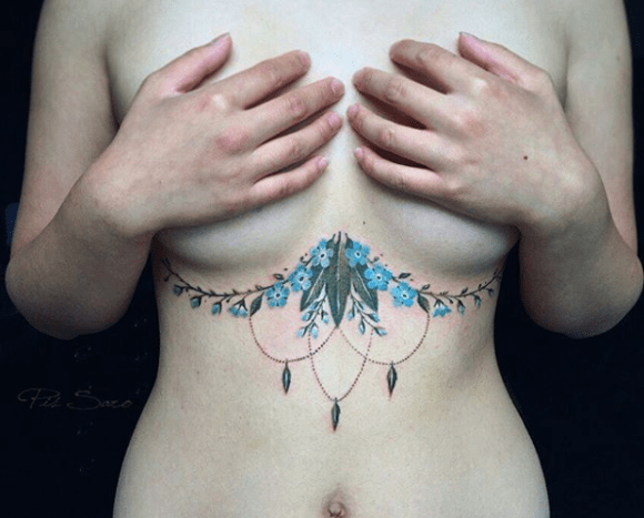 tetování pod prsa, tetování hrudní kosti, tetování, tetování, tetování, inspirace tetováním, tetování, napuštěné inkousty, inkoustový tisk