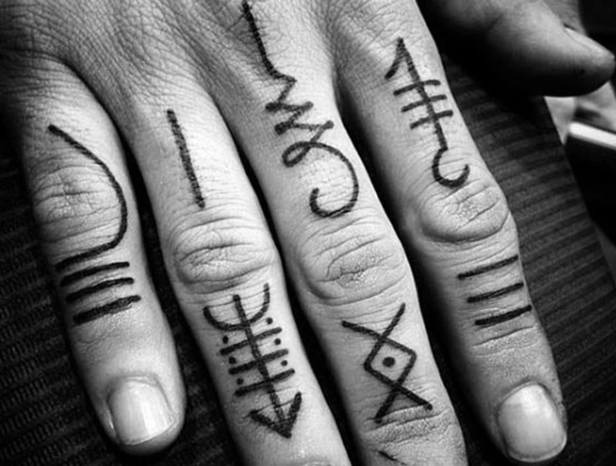 wie lange-finger-tattoos-dauern