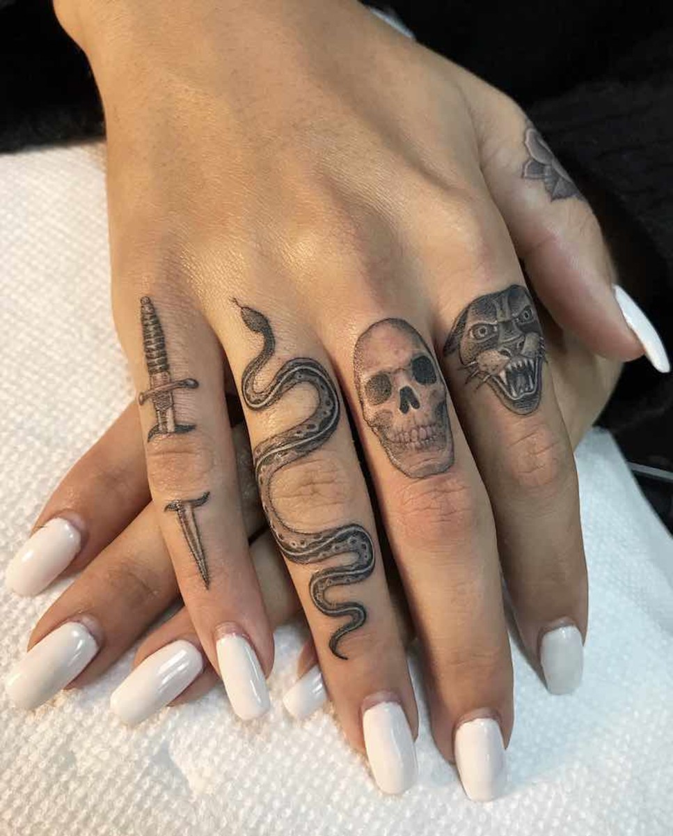Dolch-Schlange-Schädel-Panther-Kleine-Finger-Tattoos-von-Ben-Grillo-