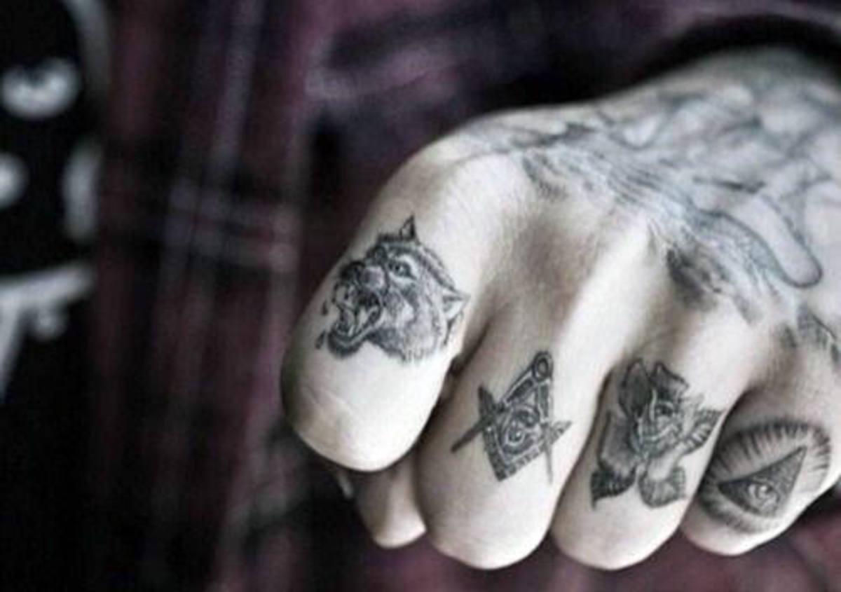 illuminati-mens-knöchel-tattoos