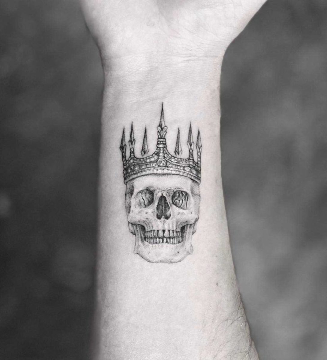 Totenkopf-in-Krone-Tattoo-von-Mr.K-728x801