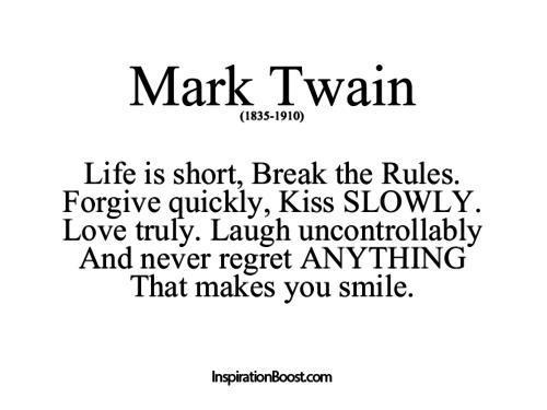 Das Leben ist kurz, brich die Regeln. Verzeihen Sie schnell. Küssen Sie LANGSAM. Wirklich lieben. Lache unkontrolliert und bereue nichts, was dich zum Lächeln bringt