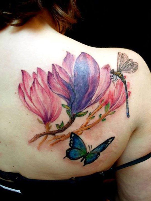 Barevné tetování květu magnólie