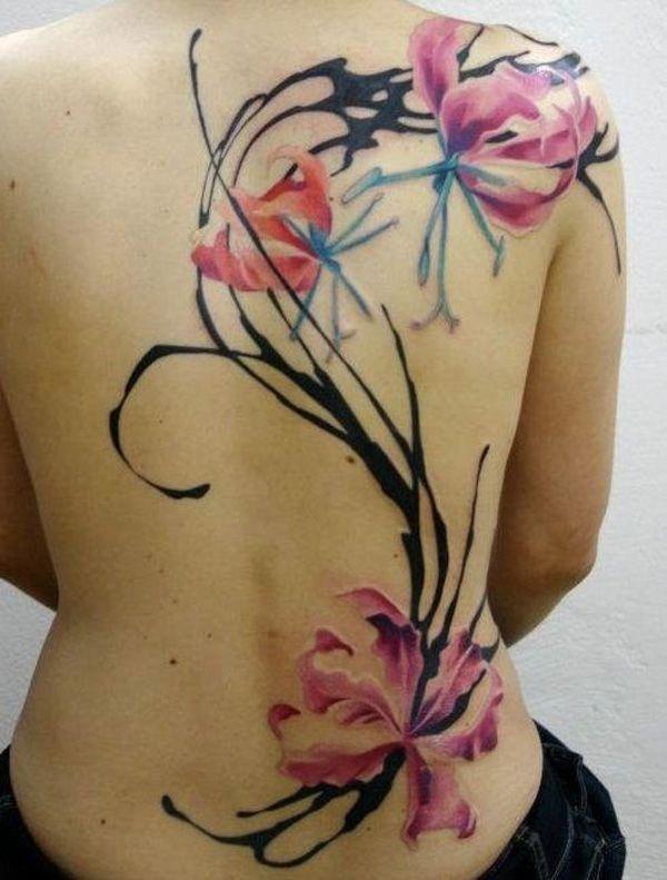 Elegantes Magnolien-Aquarell Tattoo am ganzen Rücken für Frau