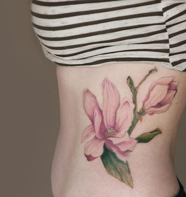 Magnolie tetování na boku