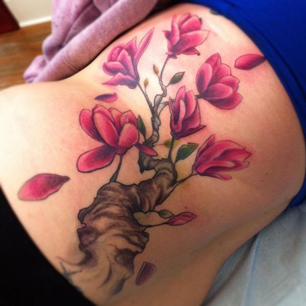 Magnolienbaum und Blumen Tattoo