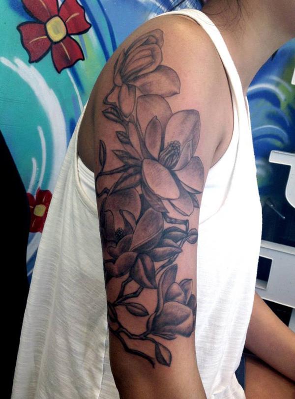 Schwarzes und weißes Tattoo mit Magnolienblume