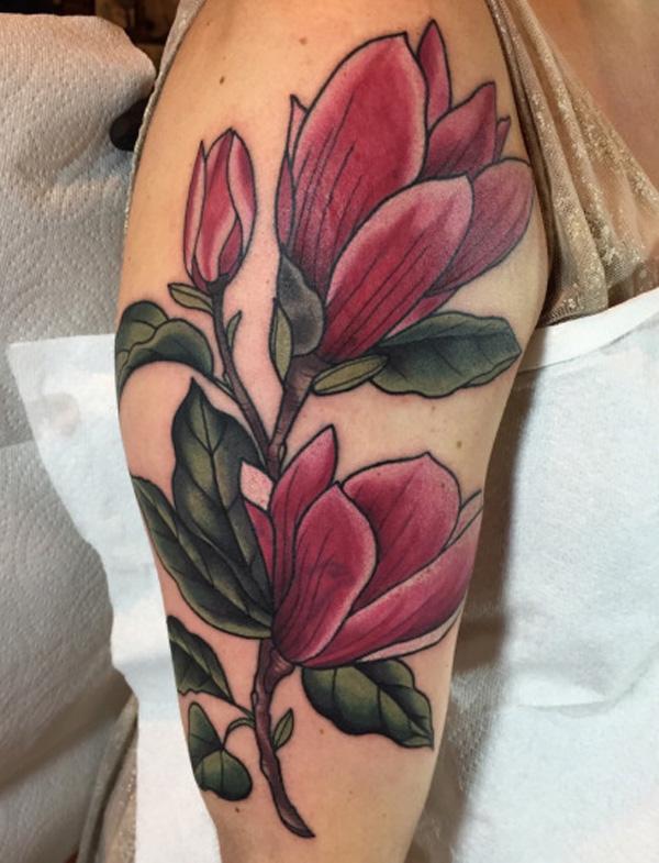 Schönes Magnolien-Tattoo