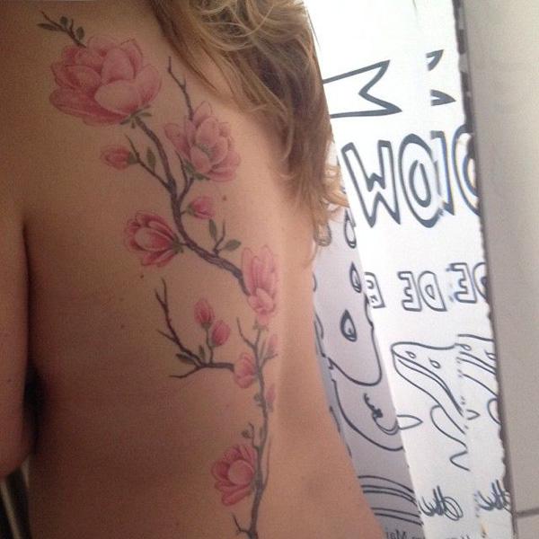 Magnolie květinové tetování na zádech