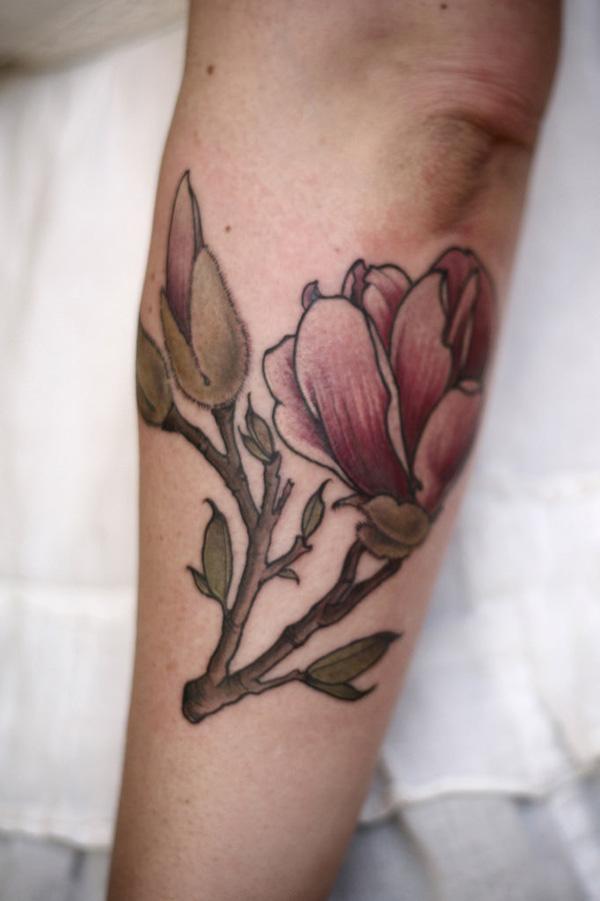 Magnolie Tattoo am Ärmel