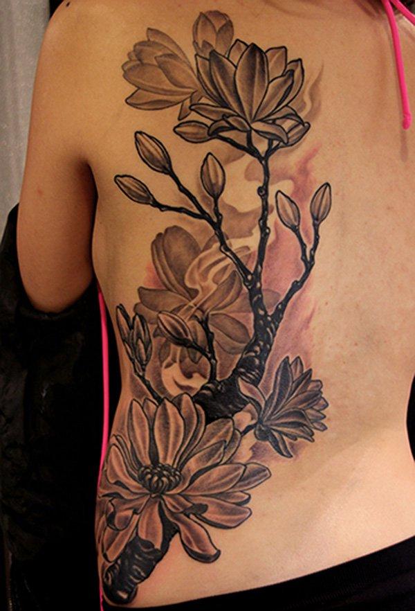 Magnolie schwarz-weißes Tattoo