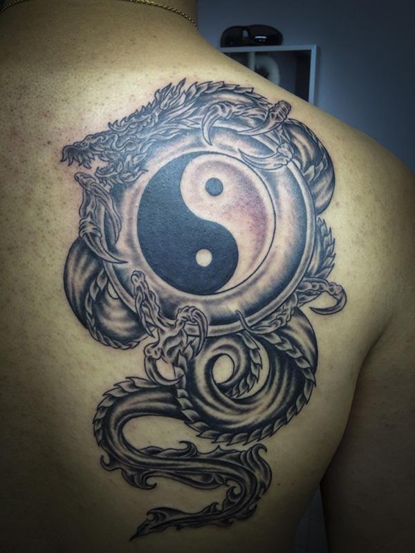 Schwarzer und grauer Yin-Yang-Drache Tattoo-3